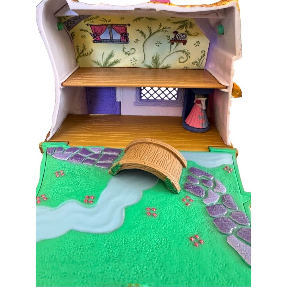 Disney Animators' Collection Littles Sleeping Beauty Aurora Cottage Playset - Picture 4 of 5